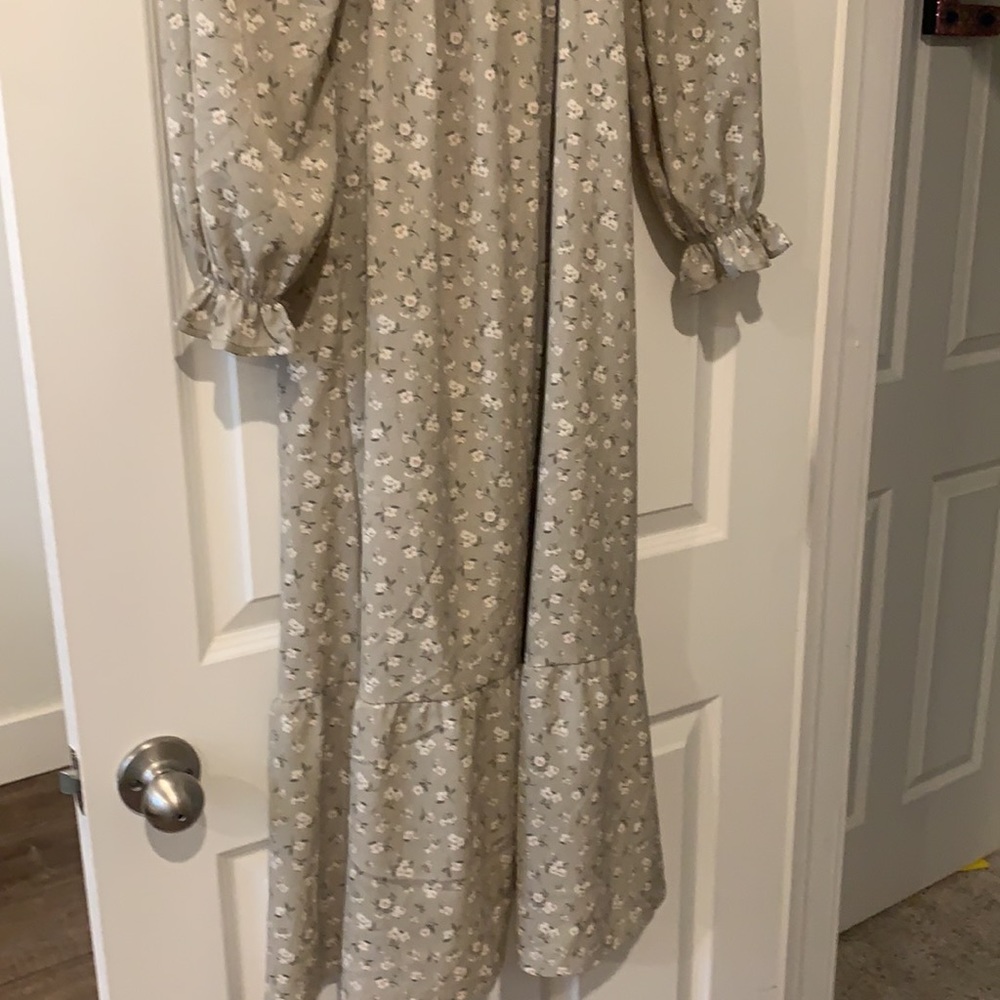 Sage colored floral dress - Picture 3 of 5